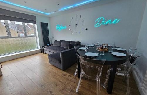 Luton Apartment | Neon Heights 2 bed Luton town centre