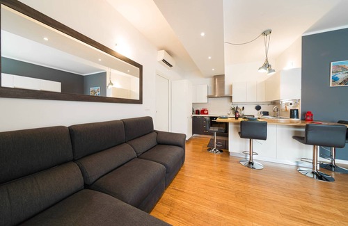 Historic Center Apartment | Neptune Apartment with Private Garden in Bologna Center