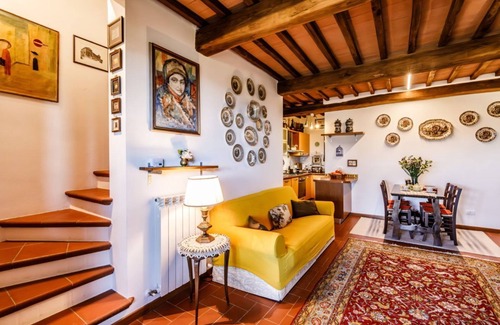 Monteaperti Apartment | Nestled between the Crete Senesi and Chianti, this home offers a breathtaking view of the countryside and Siena, just a 10-minute drive away. Part of a renovated historic farmhouse, it is a well-furnished townhouse with a private garden and veranda. Perf