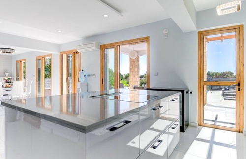 Reno House | Nestled in the greenery and coolness of the woods