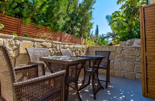 Reno House | Nestled in the greenery and coolness of the woods