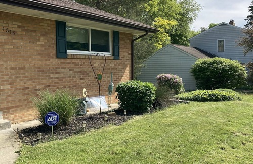 Lansing House | Nestled on the grand river in Lansing mi. Close to everything . Clean & quiet