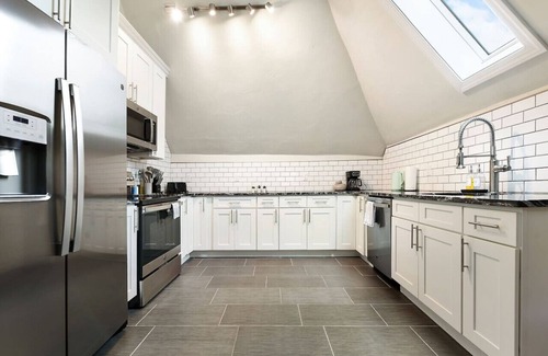 Point Breeze North Apartment | Netflix+FREE Parking Near Hospitals|Food|Shopping