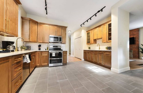 Point Breeze North House | Netflix+FREE Parking+Games+BBQ Near Bakery Square