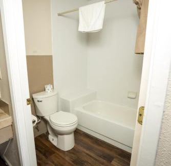 Lakehead-Lakeshore Hotel | Neu Lodge Motel