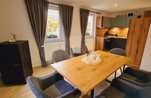 Heinrichs House | Neue, Sonnige und Gemütliche Ferienwohnung mit 2 Terrassen und 2 Schlafzimmern