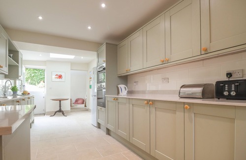 Newport Cottage | NEVERNDALE, pet friendly, with a garden in Newport, Pembrokeshire