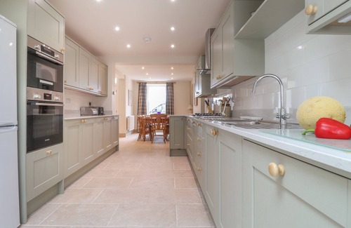 Newport Cottage | NEVERNDALE, pet friendly, with a garden in Newport, Pembrokeshire