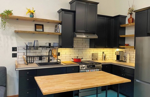Pacific House | New 1 bedroom house. Country setting yet close to town!