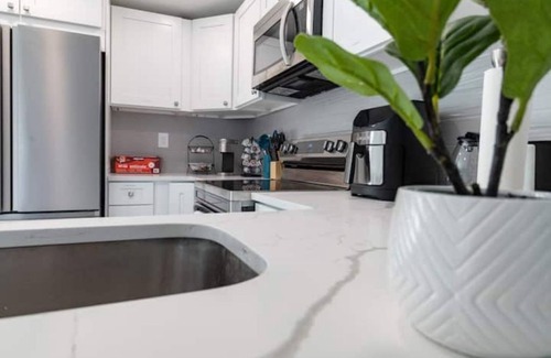Bowe Gardens House | NEW 12 Mins to Beach- 3br Cozy POOL home!