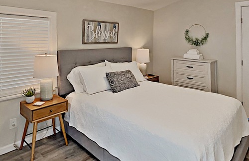 Golden Hill House | New 1Bd Steps to Broadway! Near Downtown, Zoo, Coronado, Jacuzzi & BBQ Area with Fire Pit!