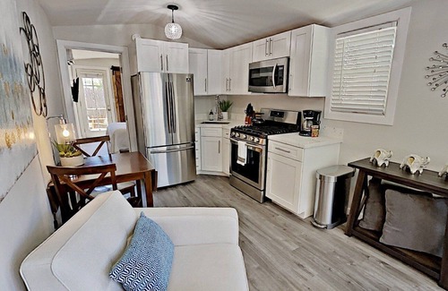 Golden Hill House | New 1Bd Steps to Broadway! Near Downtown, Zoo, Coronado, Jacuzzi & BBQ Area with Fire Pit!