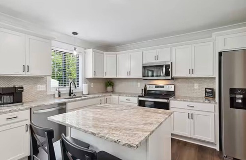 Plymouth House | NEW 1mi DT Hot tub FirePit Game Room
