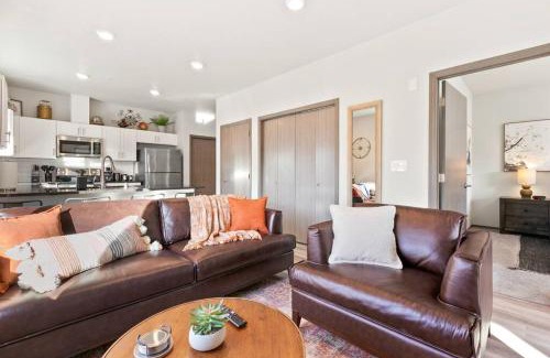 South Perry District Apartment | New 2 Bed 2 Bath Near Perry Dist and DT