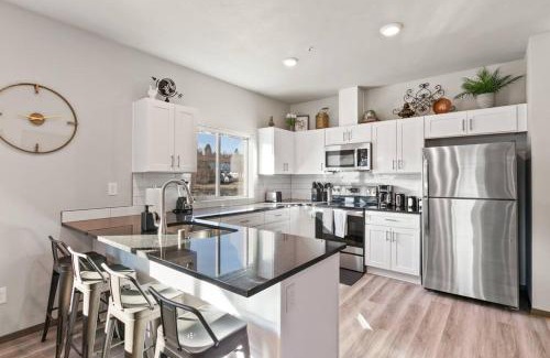 South Perry District Apartment | New 2 Bed 2 Bath Near Perry Dist and DT