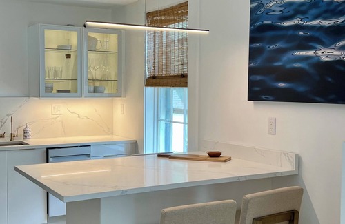 Marblehead Apartment | NEW 2 Bed w AC, Excellent Location Downtown MHD by Harbor, Sleeps 6 parking