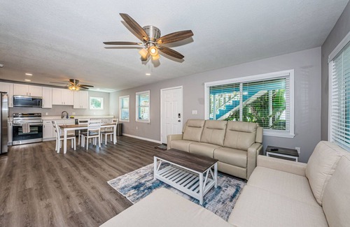 Indian Rocks Beach Villa | New 2 Bedroom Beachside villa suite Stroll to the beach and local restaurants and pubs.