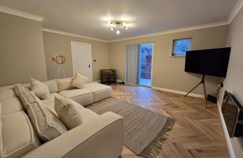 Trafford Apartment | New 2 Bedroom Appartment In Manchester - Stretford - Old Trafford Close to Football-Cricket Ground & City Centre
