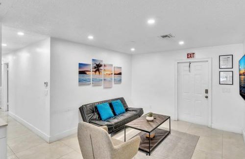 Royal Poinciana House | New 2 Bedroom Close To Hollywood Beach And Casino