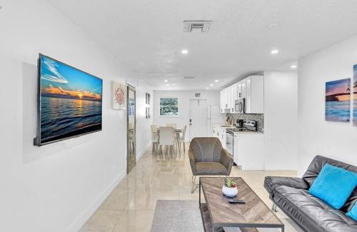 Royal Poinciana House | New 2 Bedroom Close To Hollywood Beach And Casino