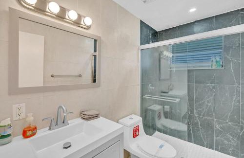 Royal Poinciana House | New 2 Bedroom Close To Hollywood Beach And Casino