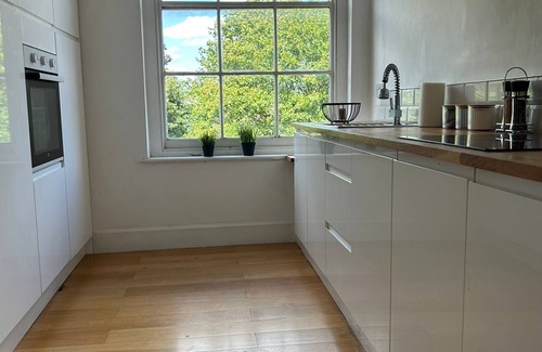 Grimsby Apartment | NEW! 2 Bedroom, Sleeps 5 Central Grimsby