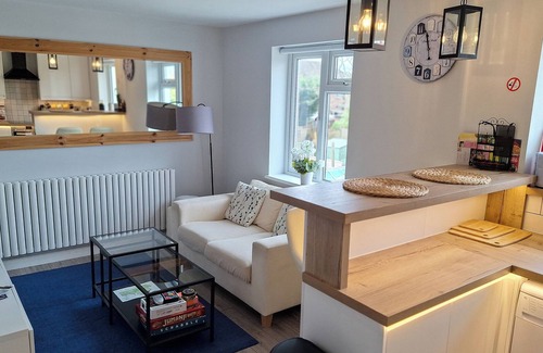 Ashford Apartment | NEW 2 bedrooms with private en-suite near Heathrow