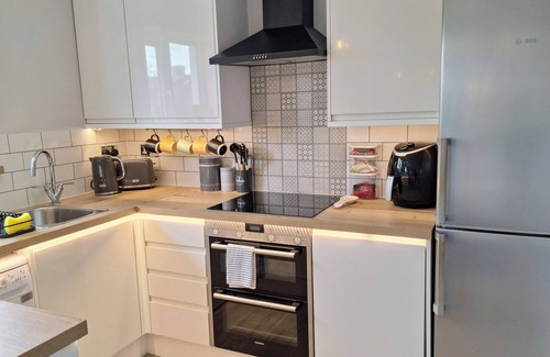 Ashford Apartment | NEW 2 bedrooms with private en-suite near Heathrow