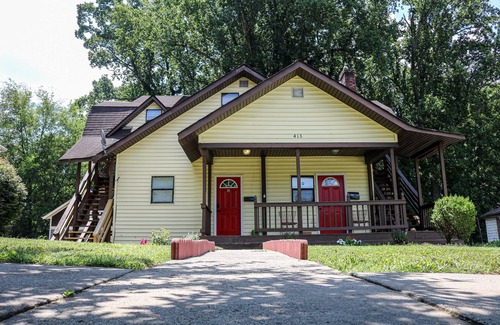 Wesley Heights House | *NEW* 20min Walk To BofA Stadium - FREE Parking! 1BEDROOM