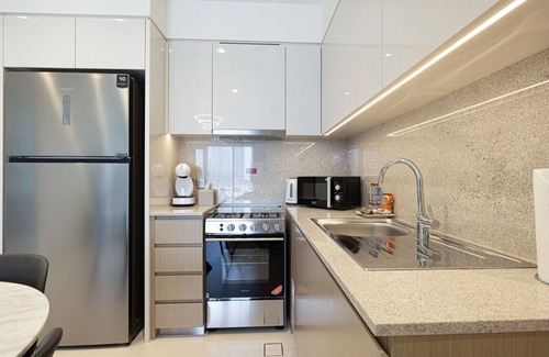 Downtown Dubai Apartment | New 2B | Burj Khalifa | Dubai Mall | 2 Pools | Gym