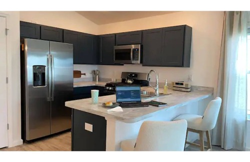 Wildwood House | New 2bd/2bath villa. 1 block to PB court & pool