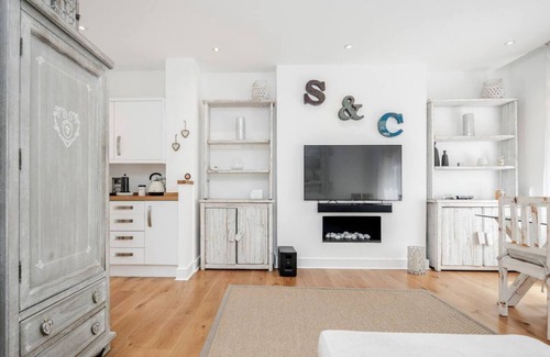 Abingdon Apartment | New 2Bed with Air Con in Kensington