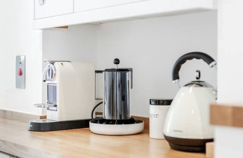 Abingdon Apartment | New 2Bed with Air Con in Kensington