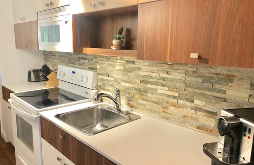 Lower Town Apartment | New 2Bedroom Old Quebec Private Balcony, Parking, AC, Fast WiFi, All Included