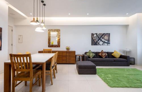 Bonifacio Global City Apartment | NEW 2BR of 86sqm with Parking & Netflix in BGC
