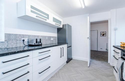 Manchester House | NEW! 3-Bed House in Manchester by 53 Degrees Property, Ideal for Contractors, Business & Long Term, FREE Parking!