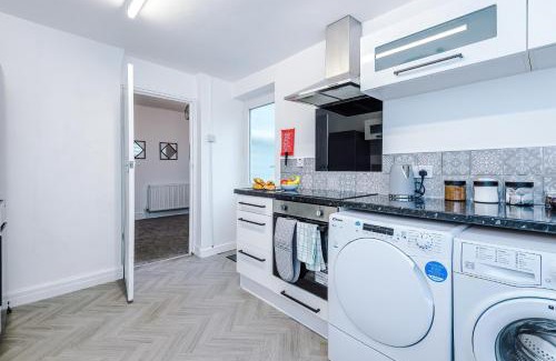 Manchester House | NEW! 3-Bed House in Manchester by 53 Degrees Property, Ideal for Contractors, Business & Long Term, FREE Parking!