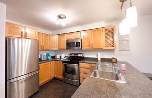 Halifax House | New! 3 Bedroom Townhouse with Indoor Bathtub