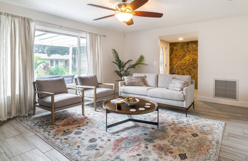 Largo House | New 3 BR Home Pool/Hot Tub- Near Downtown and Beach