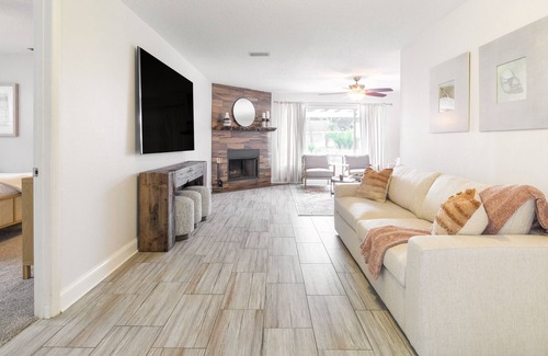 Largo House | New 3 BR Home Pool/Hot Tub- Near Downtown and Beach