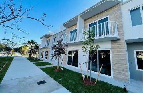 Princeton Villa | NEW 3 Story in Homestead- 3/2.5 Balcony & Rooftop