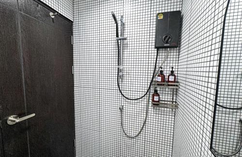 Phra Khanong Nuea Villa | NEW! 300m to BTS , CITY CENTER, Thonglo, Em District, 12Bed, 5Bath, MAX 20 People