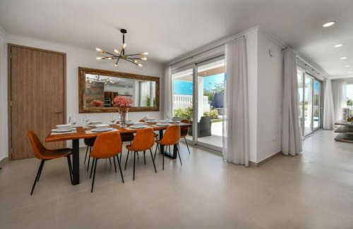 Bubali House | NEW 3BR 2BA Modern Oasis 3-min to Eagle Beach