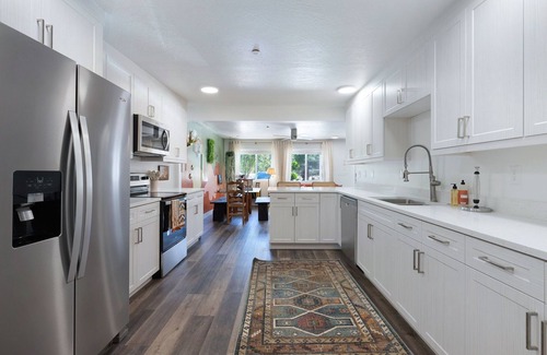 Hildale Apartment | New 3BR/2BA: Private Hot Tub + Shared Pool, Sauna & Outdoor PingPong 1Hr to Zion