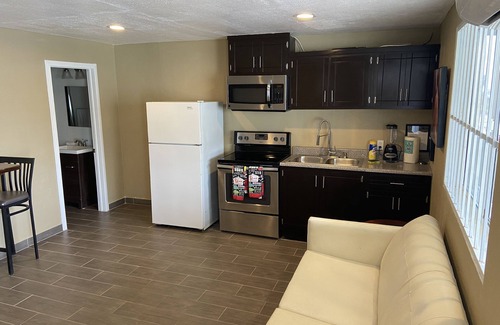 Rosarito House | New 3BR 2Bath Home, one block to Papa's & Beer and one block to the beach.