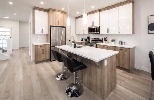 Southeast Calgary House | NEW 3BR! FREE Banff Pass, Wine, & Netflix!