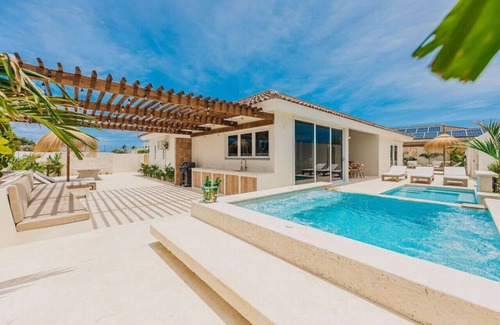 Esmeralda House | NEW | 3min to Beach, Billiard, HotTub, 8 sleeps