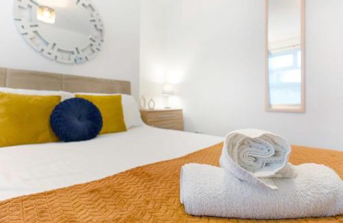 Darlington Apartment | NEW! 4 Bed Home Near Darlington City Centre by Stay With Us, Ideal for Families & Large Groups, FREE OFF-STREET PARKING!