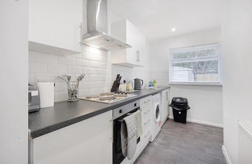 Darlington Apartment | NEW! 4 Bed Home Near Darlington City Centre by Stay With Us, Ideal for Families & Large Groups, FREE OFF-STREET PARKING!