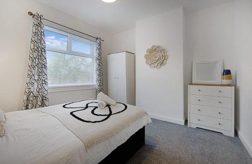 Darlington Apartment | NEW! 4 Bed Home Near Darlington City Centre by Stay With Us, Ideal for Families & Large Groups, FREE OFF-STREET PARKING!